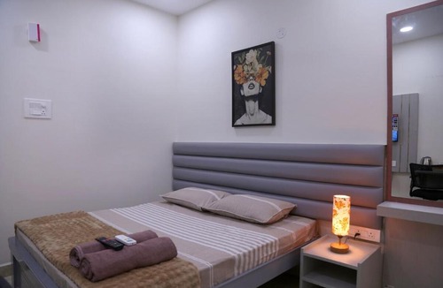 Serilingampally Apartment | Yendluri's Queen Room Kondapur Near Hitech City