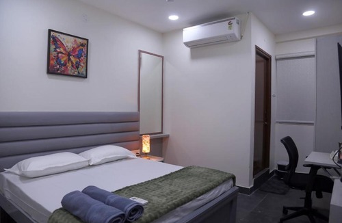Serilingampally Apartment | Yendluri's Queen Room Kondapur Near Hitech City