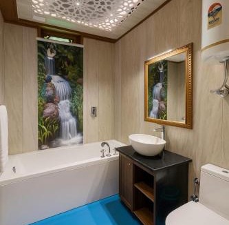 Dal Lake Hotel | Young Bombay Premium Heritage Houseboat
