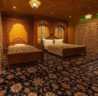 Dal Lake Hotel | Young Bombay Premium Heritage Houseboat