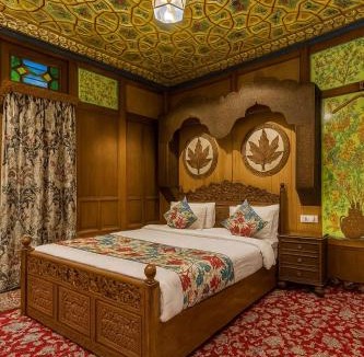 Dal Lake Hotel | Young Bombay Premium Heritage Houseboat