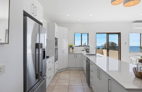 Woolgoolga House | Ziggy’s Beach House- Ocean Views, Sauna, Jacuzzi, Pet-friendly!
