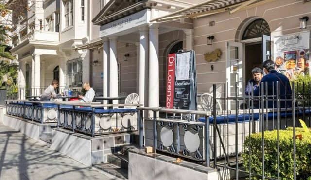 1 BR, Sunlit Apartment in heart of Potts Point