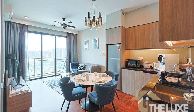 10 minutes to Midvalley! 4 pax 2 bedrooms apartment with shopping mall below