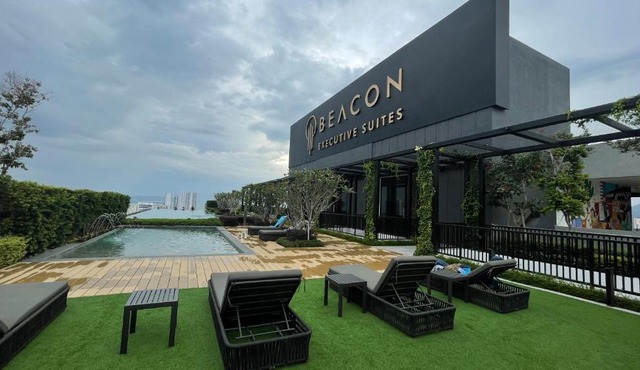 13 Beacon Executive Suites #RoofTopPool #LuxurySuites