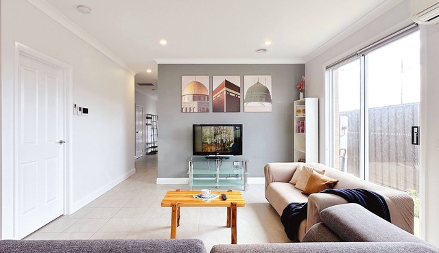 2025 New Built/Near Melton Station/Near Shopping Centre/Play