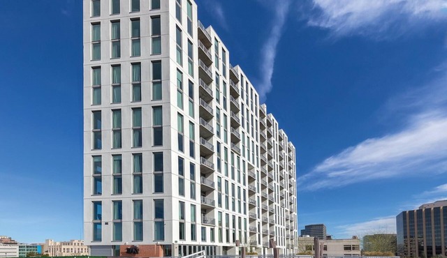 2Bed/2Bath Deluxe Unit in a Central Austin Resort with a Rooftop Pool! in Austin