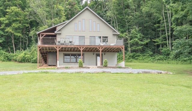 3-bedroom, 4 bath cabin in superb Everett with cozy mountain vibes in Everett