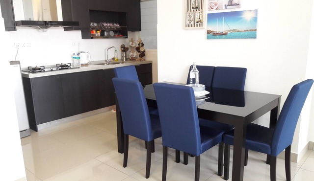 3BR2B Homestay with pool view, 2 Free parking,Free Gym Access