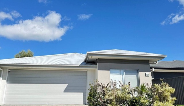 4BDR Spacious Family Retreat in Logan Reserve