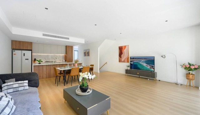 4BR Spacious Townhouse in Box Hill | Sleeps 8
