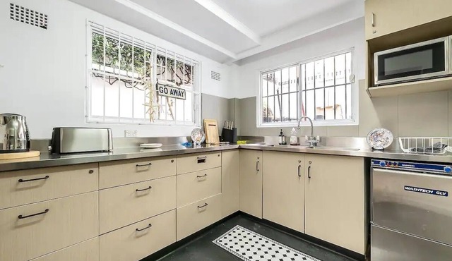 5 Bedroom Victorian Terrace Minutes to Everything