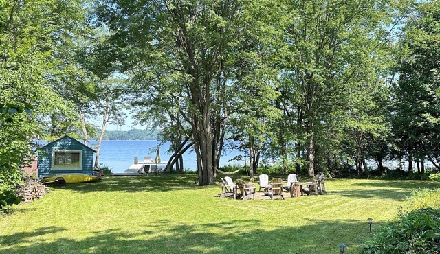 5 beds waterfront. Billiard, kayaks, pedal boats, fishing, swimming, sauna. in Utterson