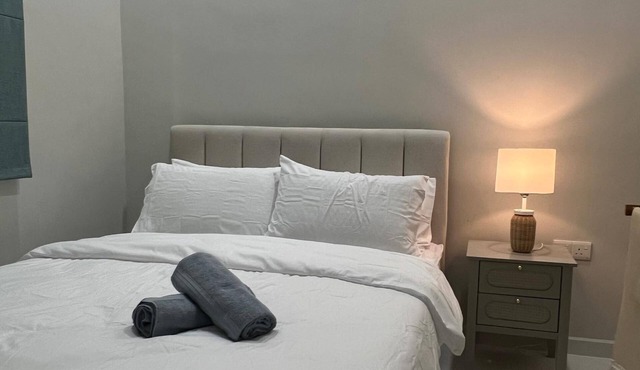 5 Mins to Batu Buruk Beach! Cozy Family Home in KT – Near HSNZ & City Center