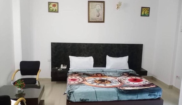 5 minute walk to MG Road Metro, bustling area of Gurgaon