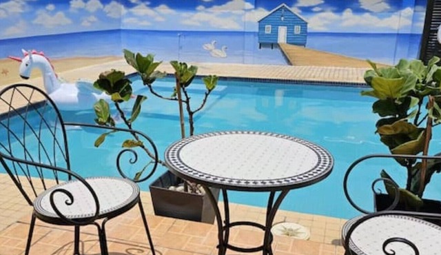 5 minutes to Train Station ! Pool Party Villa in the City.