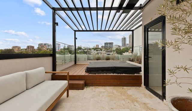 5BR Terrace House, Rooftop Spa & Amazing City View