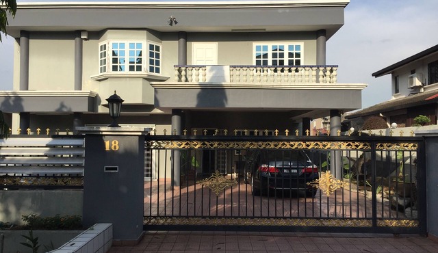 6 Bedroom Bungalow Jl 222