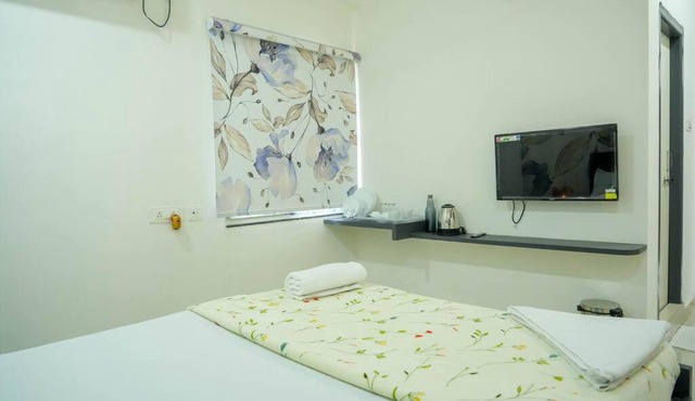 A/C room with Queen Bed Gachibowli