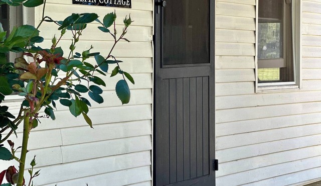 A charming cottage with picturesque rural views over surrounding rural farm land in Melville Forest