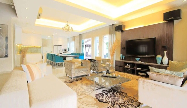 A Chic 4BR Oasis with Gazebo, Your Dream Getaway
