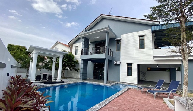 A Comfy & Stylish 4BR Home with Private Pool