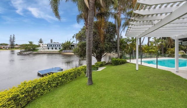 A Luxurious Waterfront Oasis! in Broadbeach Waters