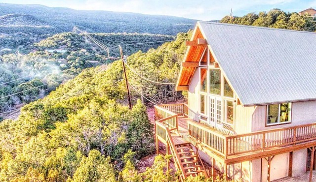 A Mountain Escape with Endless Views in Cedar Crest