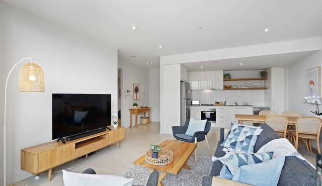 A River-side 2bdm Footscray Oasis + Parking in Footscray