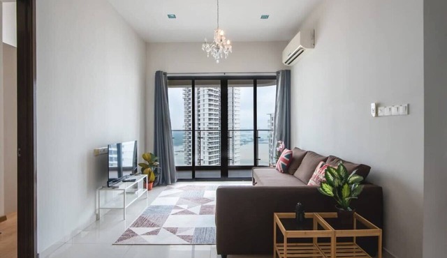A Stylish 2BR Suite, Water Views, Free Parking