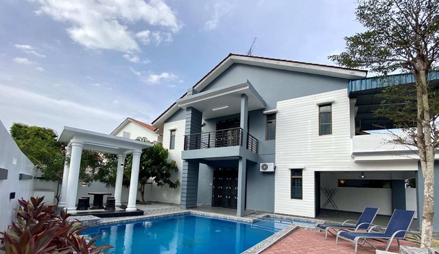 A Stylish & Comfy 4BR Home with Private Pool