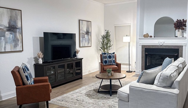 A Tasteful Modern Retreat - This home sleeps up to 10 guests! in Warner Robins