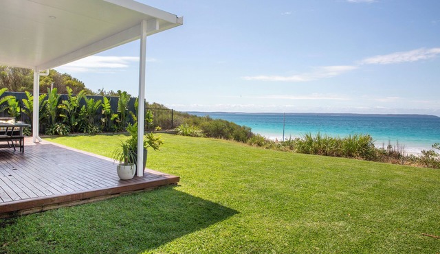 Absolute Beachfront & Pet Friendly *late 3pm weekend checkout August*