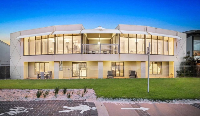 "Absolute Beachfront Luxury" | By Host Solutions in Semaphore Park