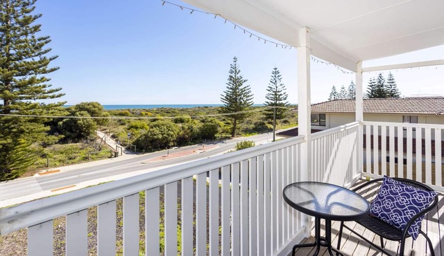 Absolute Beachfront! 2 Storey Beach House! 4 Bedrooms, 2 Kitchens. Pet friendly! in Singleton