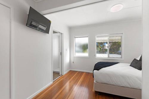 Absolute Beachfront Sleeps 10 Secure Carparks