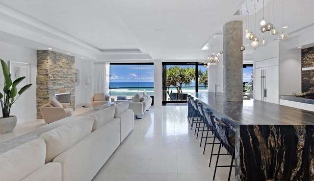 Absolute Main Beach (Heated Pool)