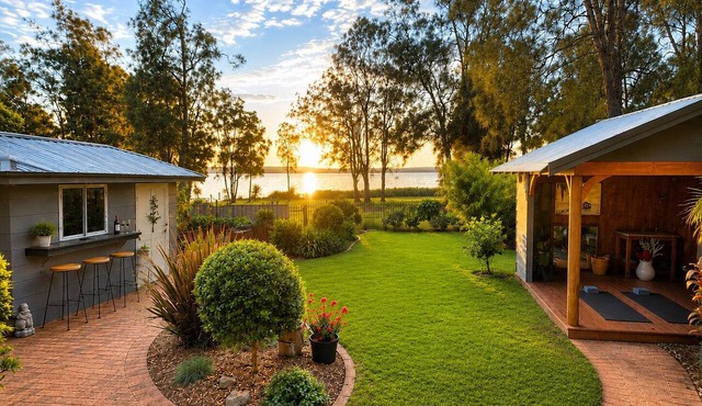 Absolute Waterfront | Sleeps 10 | Family Retreat