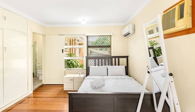 Affordable Studio – Steps from UQ/Shops/Transit in Saint Lucia