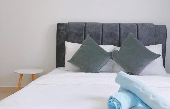 Airport stay Entire 3 BDR Apart, sleeps 4-5 guests, Kota Warisan KLIA