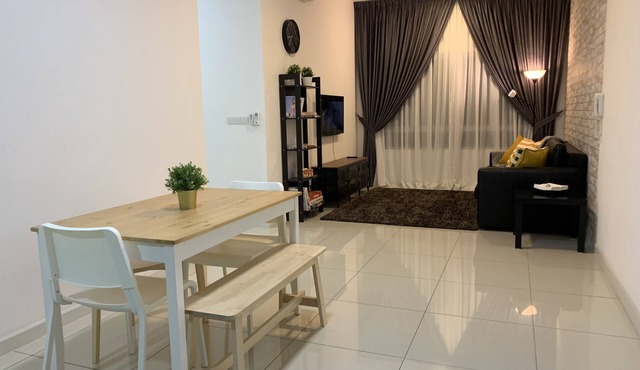 Alf's Place Family Fun Pool View w WIFI, Southville Bangi