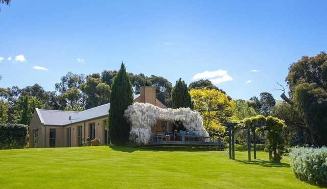 Applegarth - Hanging Rock Views, Near Wineries, Rural 3BR Stay!