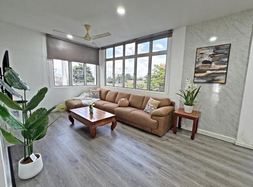 Arena Lobak Villa Retreat, Spacious Stay with Billiards, Karaoke, BBQ