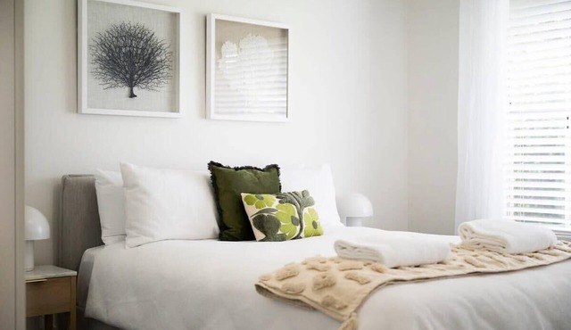 Artful Abode - Duntryleague, Vibrant Decor