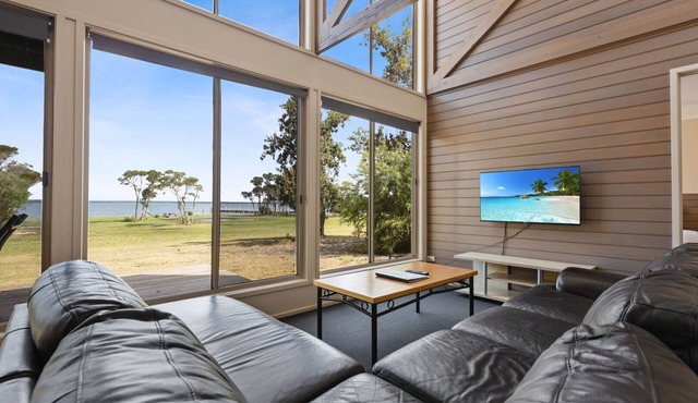Avon - Waterfront Retreat: Secluded lodges perfect for nature lovers in Forge Creek