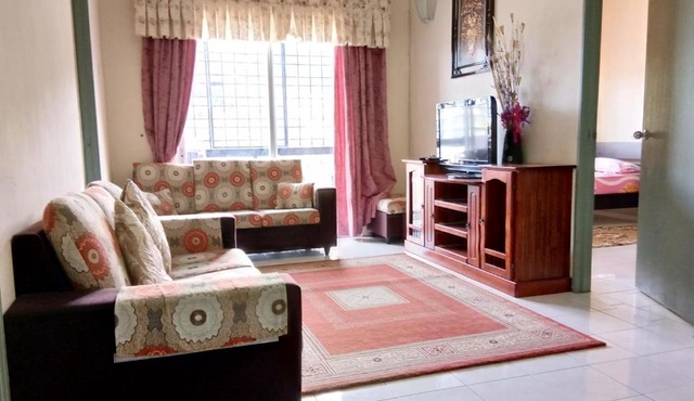 Azai Homestay dRoyal Lily - Musslem only