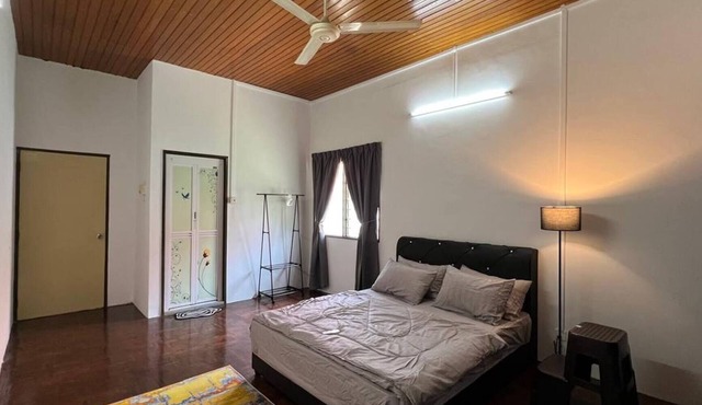 Bayan Lepas Getaway - Nature Views & BBQ Haven
