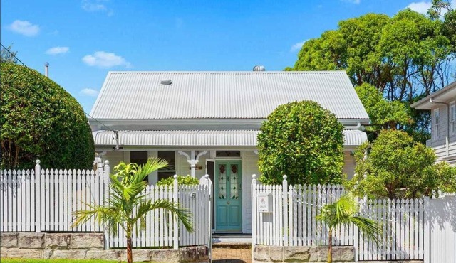 Beach Cottage in “Freshwater Basin”. Under 5 min flat walk to Beach & Shops