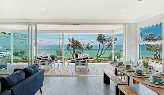 Beach Front Haven with 180 Degree Views in Safety Beach