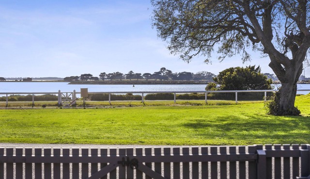 Beach Front, Mountain Bikes, Kayaks, Paddleboard, Boogieboard,Snorkling supplied in Queenscliff